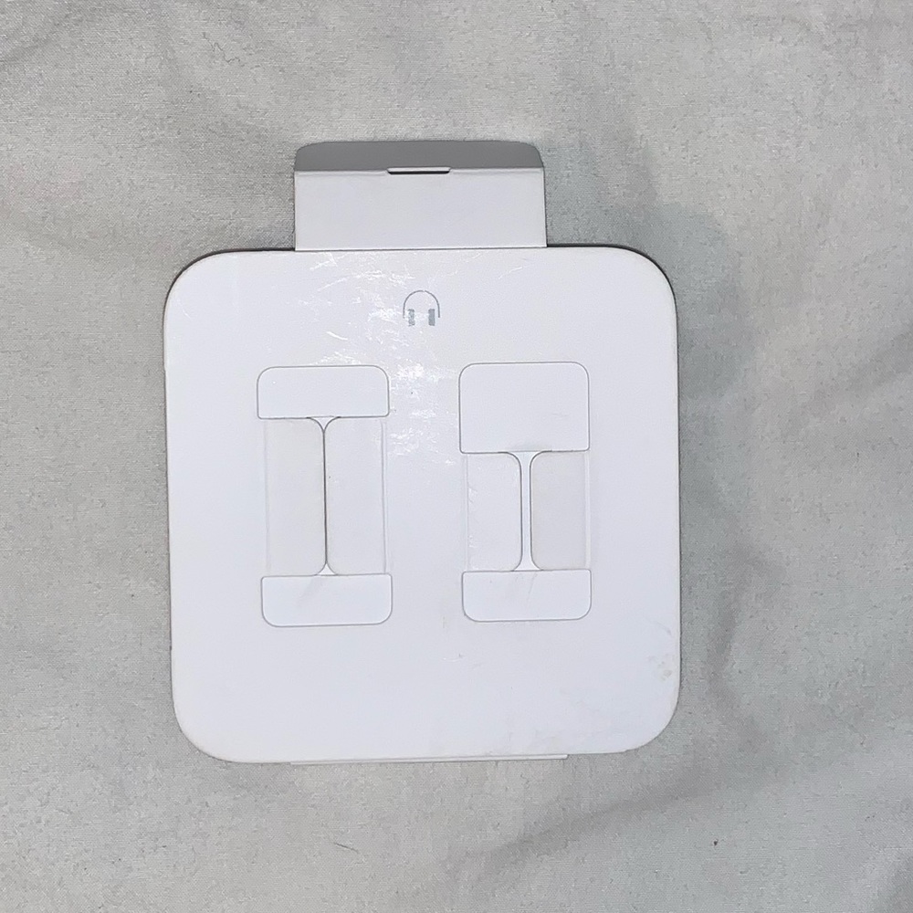 𝙰𝚙𝚙𝚕𝚎 𝙷𝚎𝚊𝚍𝚙𝚑𝚘𝚗𝚎𝚜 - Picture 3 of 3